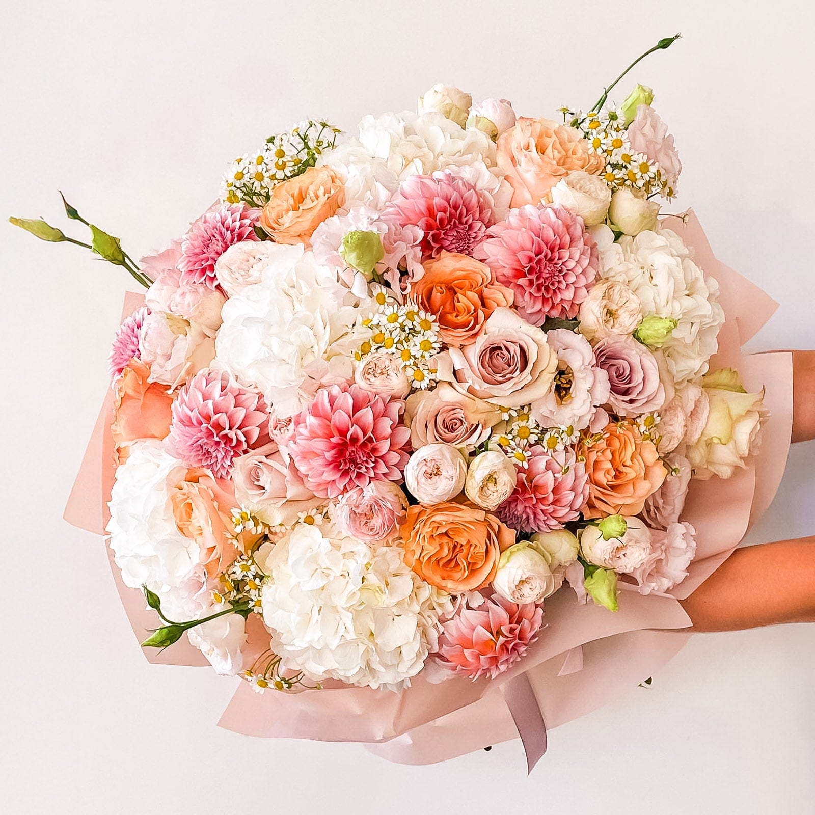 カシニョール 、【BUNCH OF FLOWERS IN MEADOW】 Blushing Meadow Bouquet | Peach & White Garden Flowers Bay Area