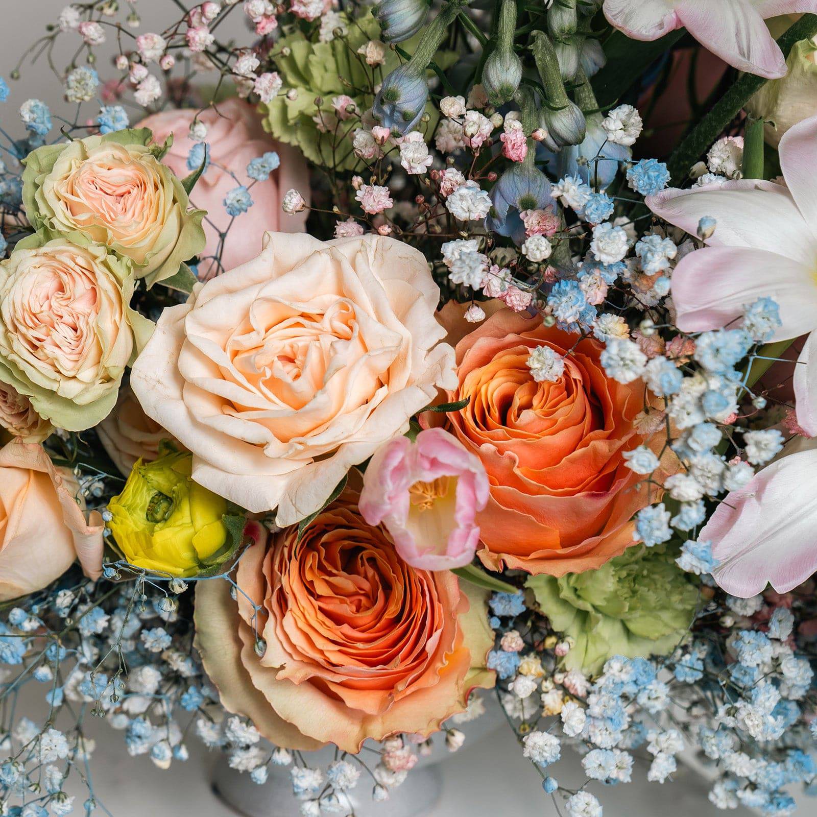 What Flowers Go Well with Roses in a Bouquet?