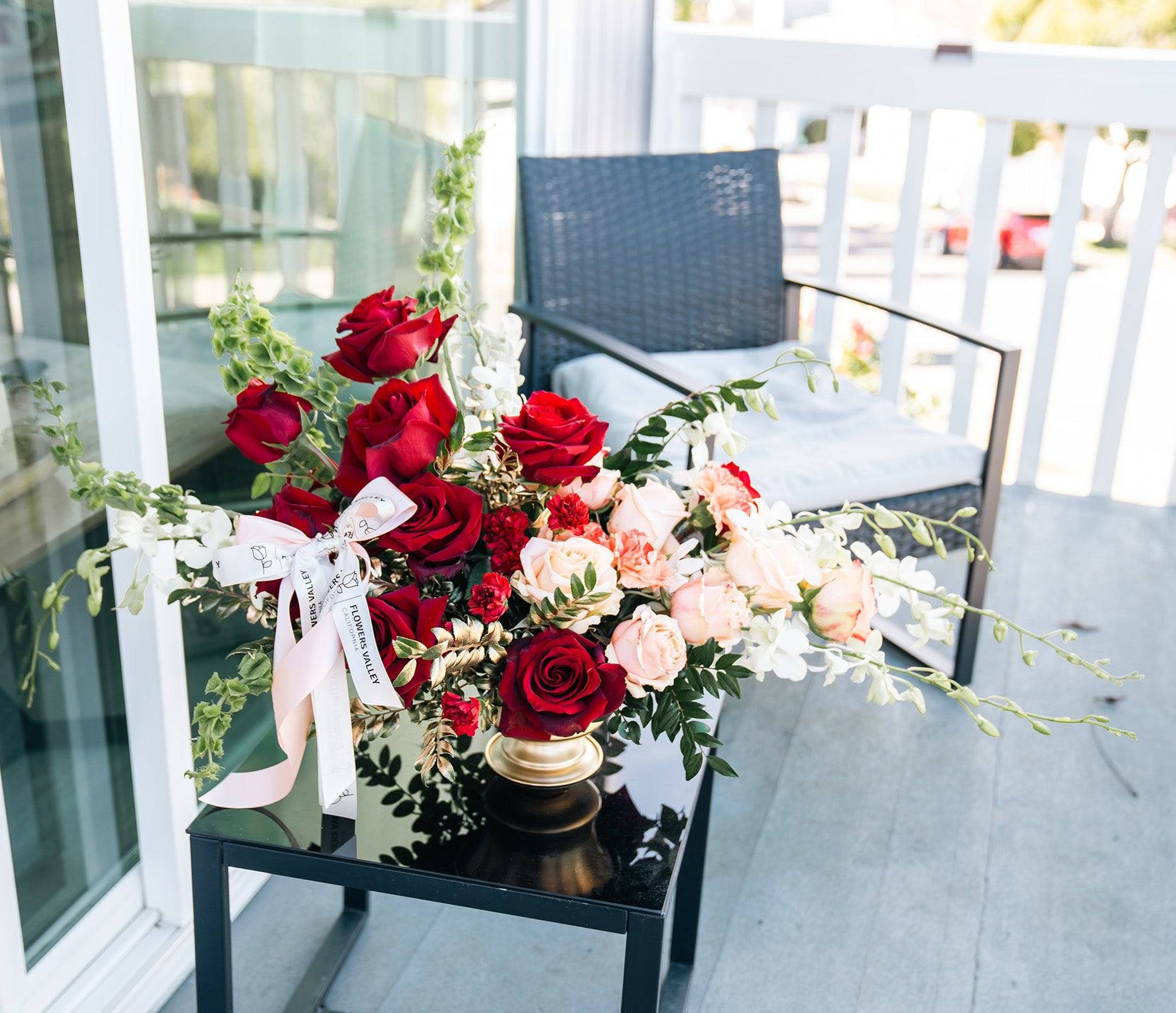 What Flowers Go Well with Roses in a Bouquet?