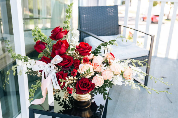 What Flowers Go Well with Roses in a Bouquet?