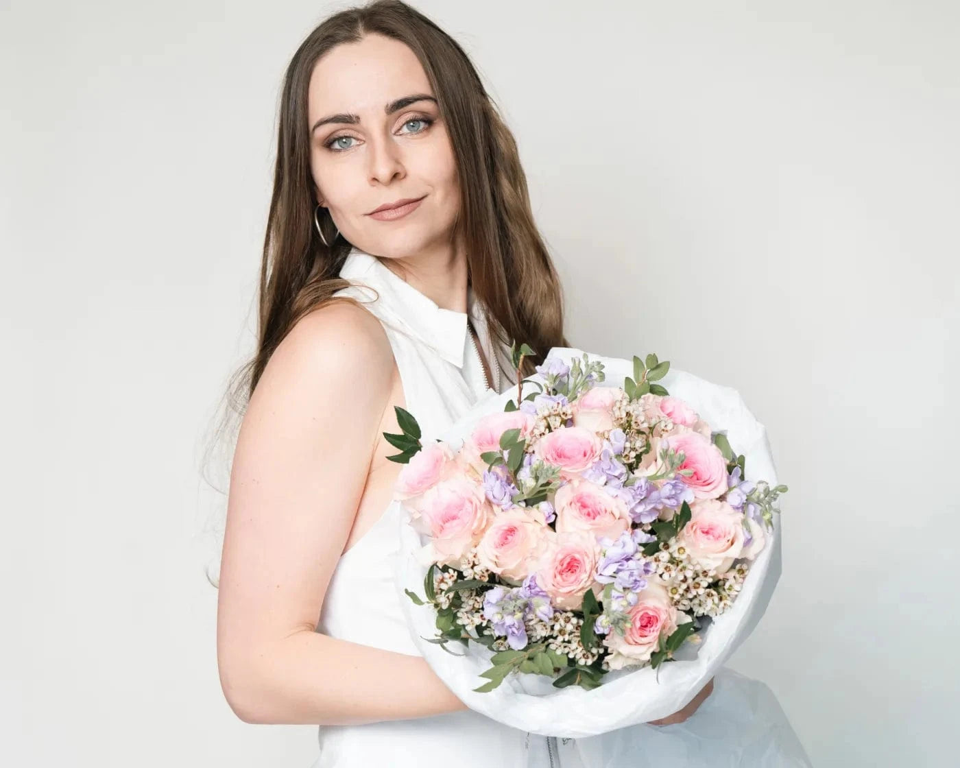 Woman holding a bouquet of pink roses and hydrangeas – Flowers Valley Milpitas flower delivery